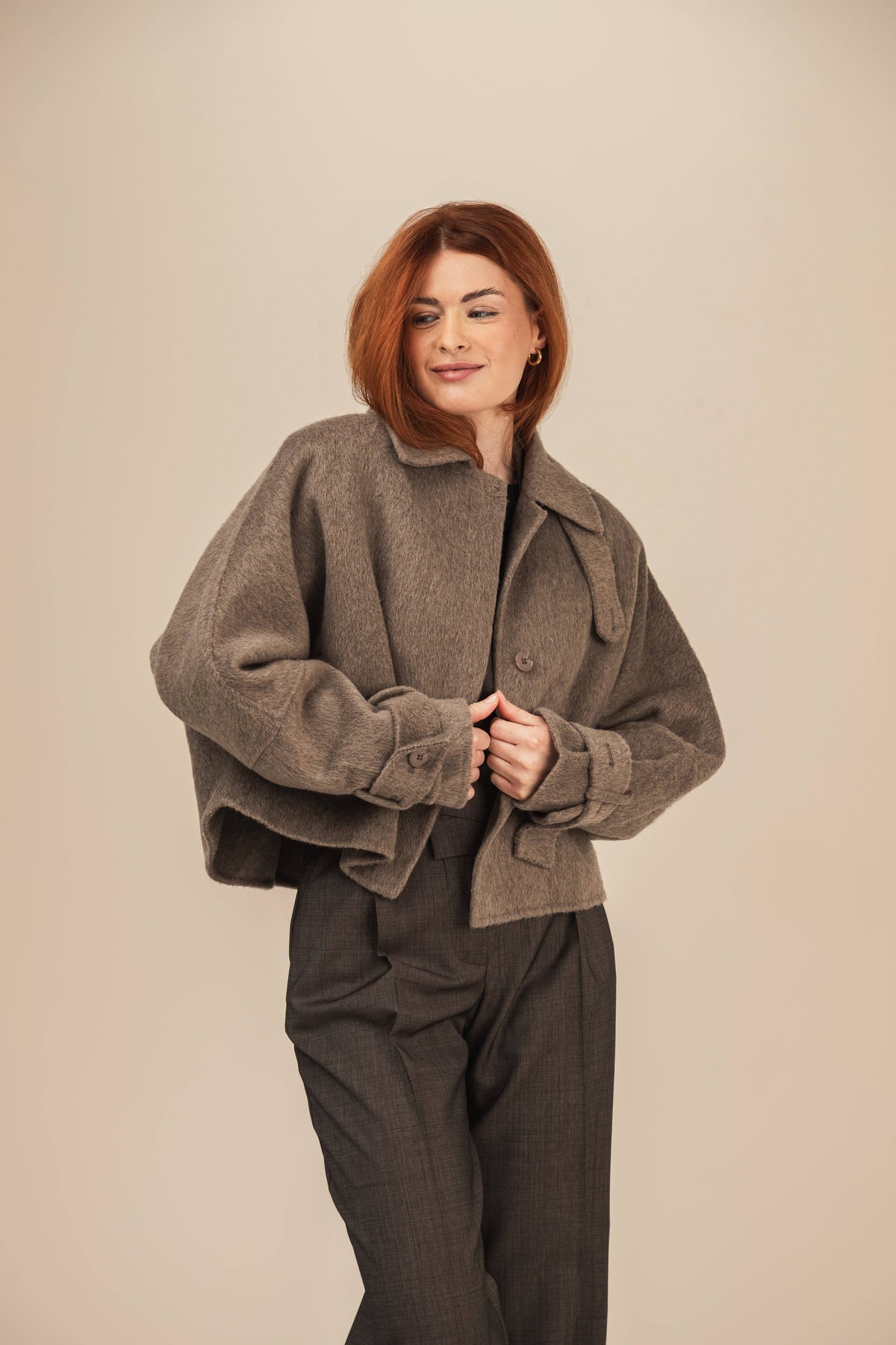 Krótka kurtka wełniana Bruno w kolorze Taupe z eleganckimi wełnianymi spodniami - zbliżenie na kurtkę