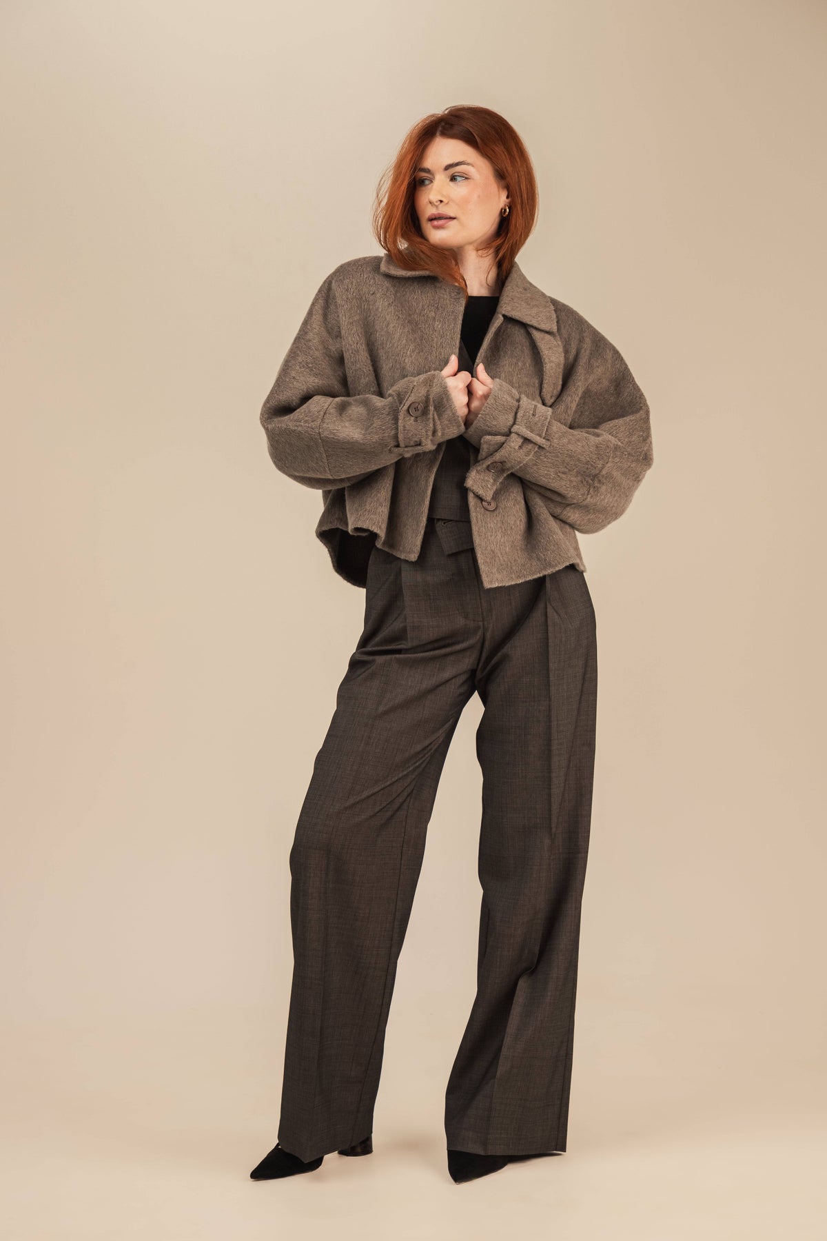 Krótka kurtka wełniana Bruno w kolorze Taupe z eleganckimi wełnianymi spodniami - cała stylizacja