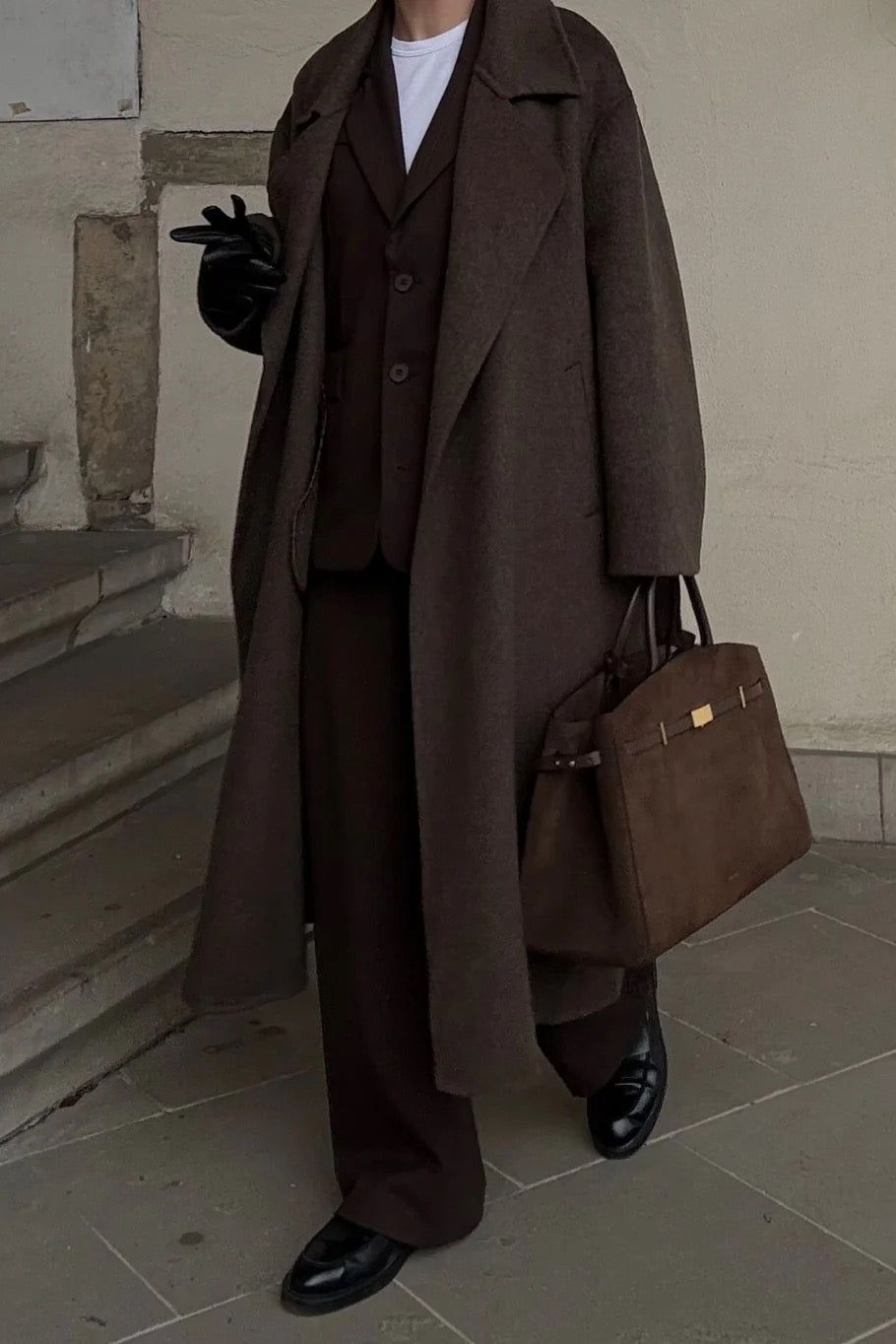 Brązowy rozkloszowany płaszcz z paskiem w stylizacji z czekoladowym eleganckim komplecie garniturowym