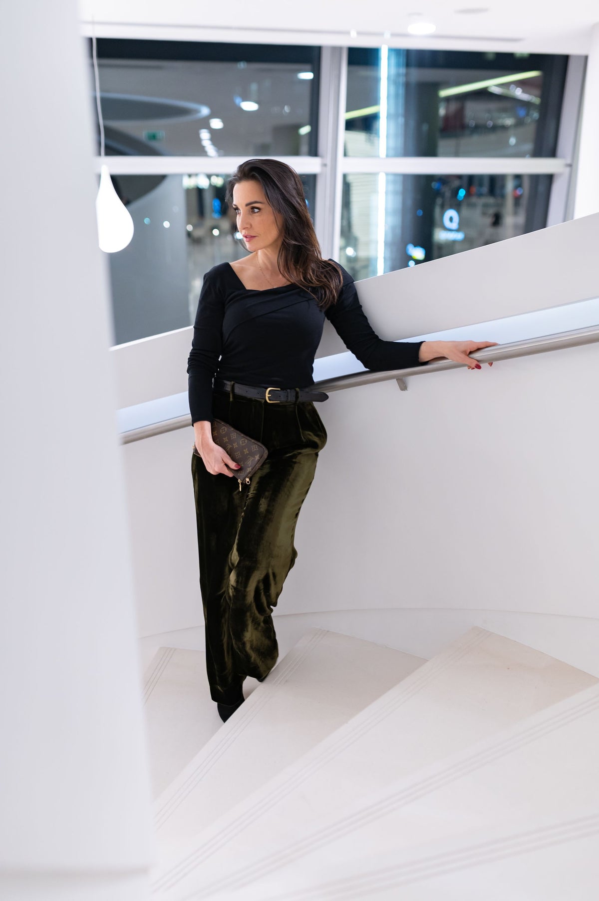 Elegancka czarna bluzka z odkrytymi ramionami LARA