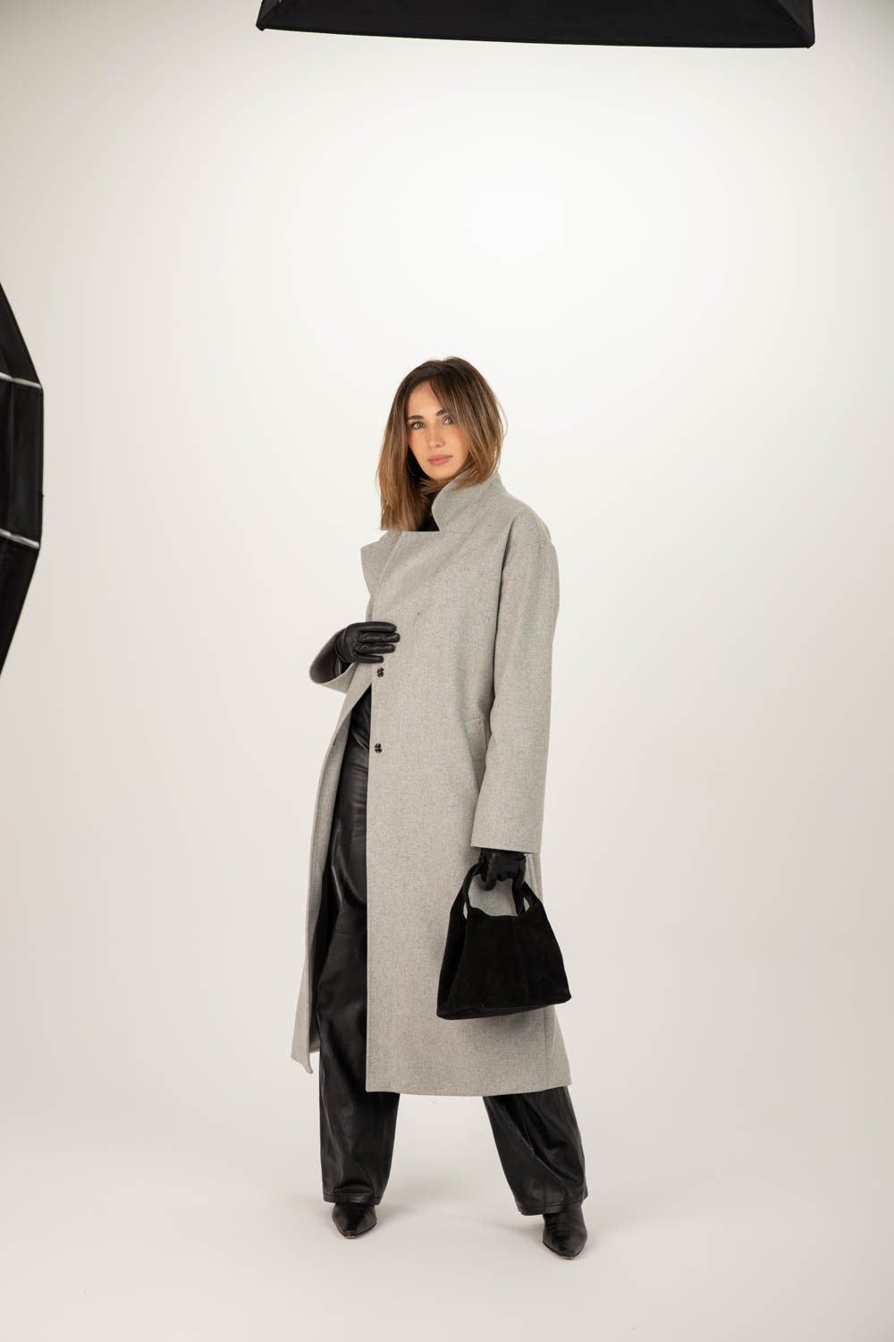 Model w szarym wełnianym płaszczu z paskiem, elegancki, zimowy, stylowy, odzież damska