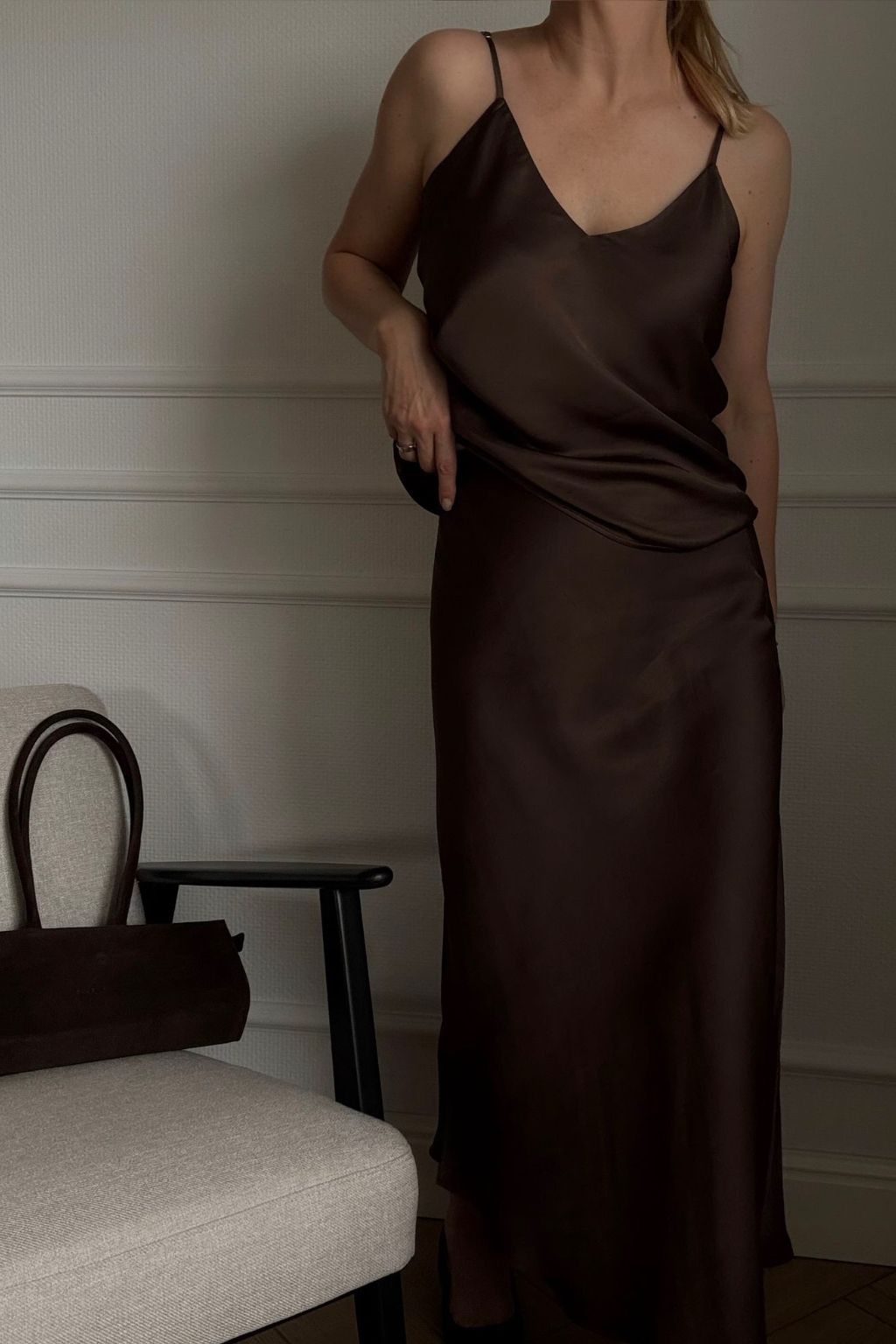 Spódnica midi z wiskozy Lionelle 02 w kolorze brązowym, elegancka i lejąca się, idealna do stylizacji wieczorowych