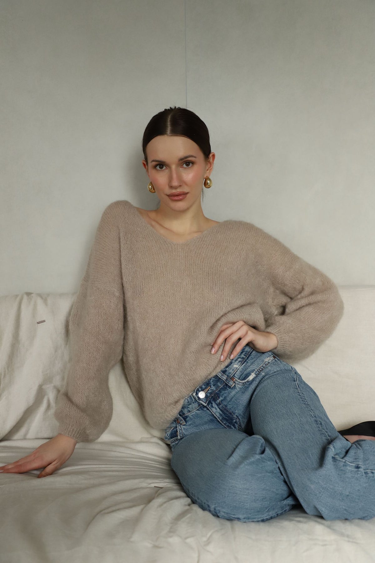 Miękki sweter damski z moheru, beżowy | LAIF