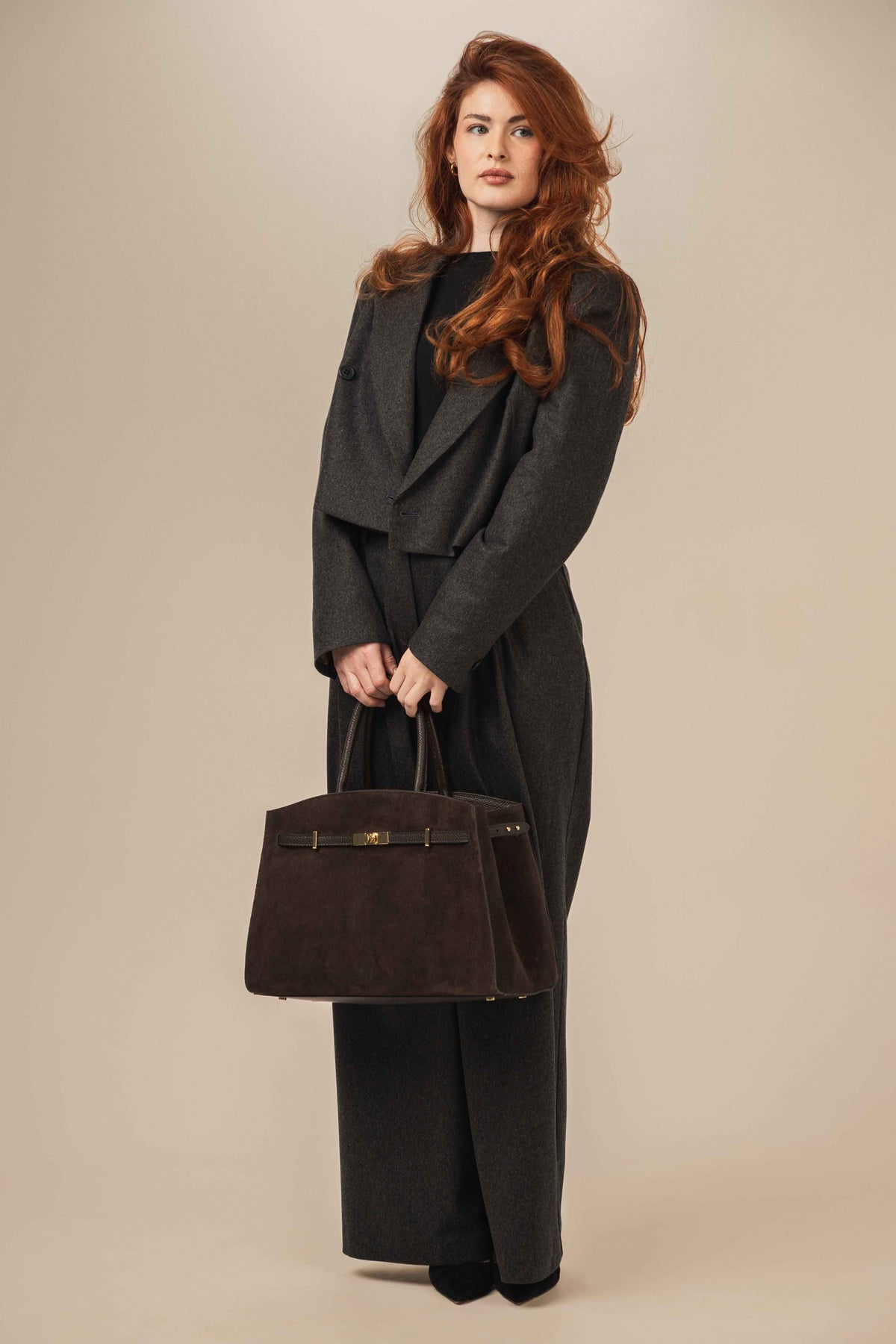 Szara kórtka/marynarka damska z wełny w komplecie z eleganckimi spodniami i torebką - widok całego look'u