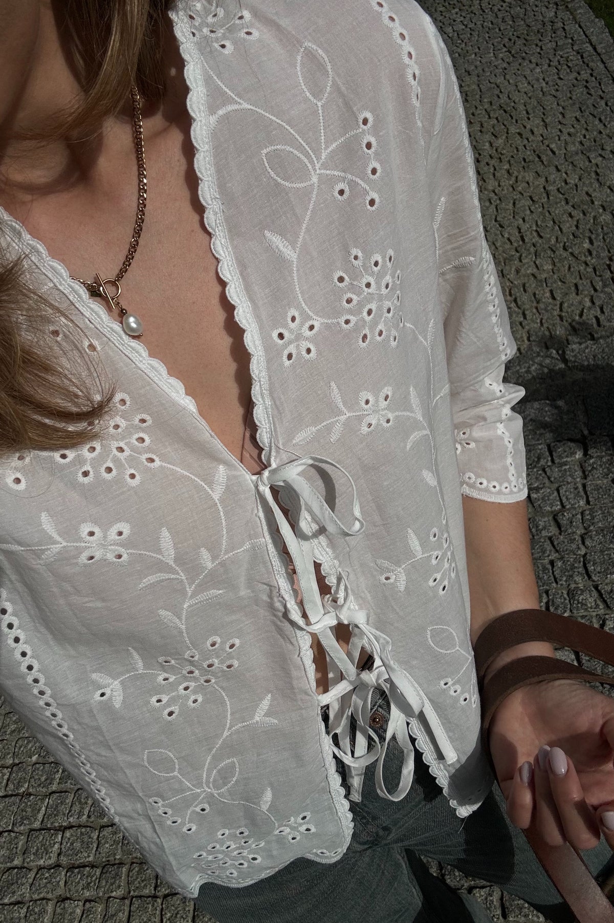 Bluzka Letnia „Fleur Blanche” – haftowana bawełna w sielskim wydaniu