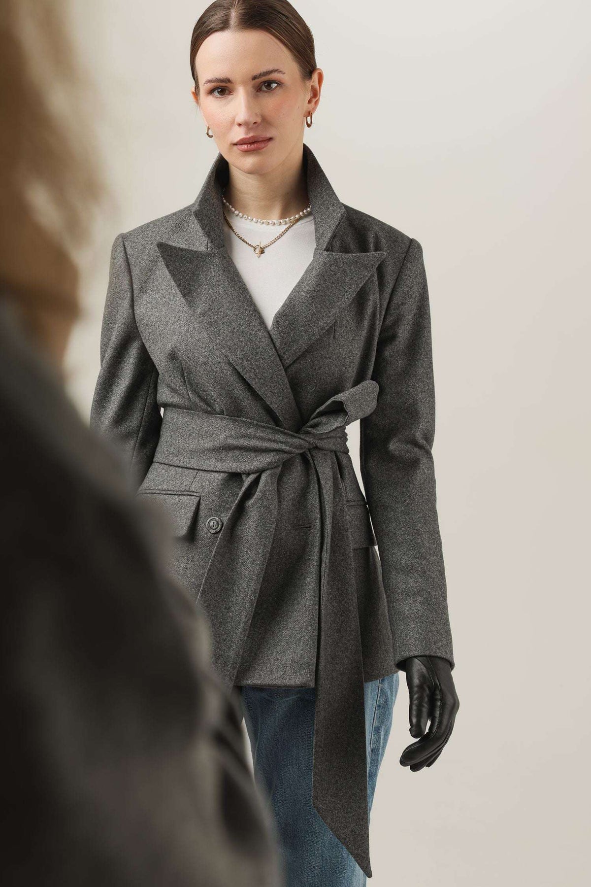Szara dwurzędowa marynarka damska Eliot zwiazana szarym paskiem z wełny i kaszmiru Eliot, stylowa odzież wierzchnia z wysokiej jakości tkaniny, elegancki look