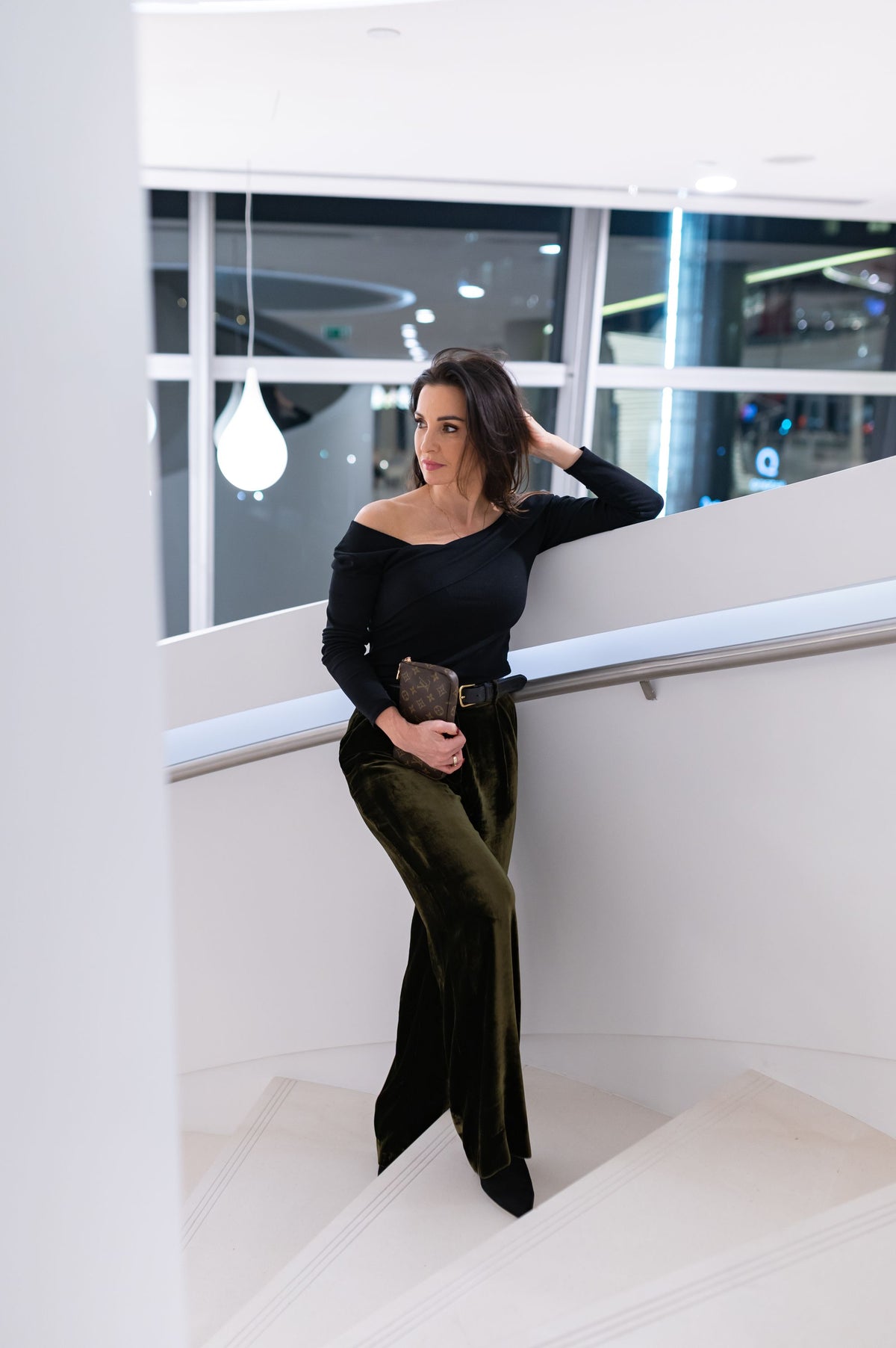 Elegancka czarna bluzka z odkrytymi ramionami LARA