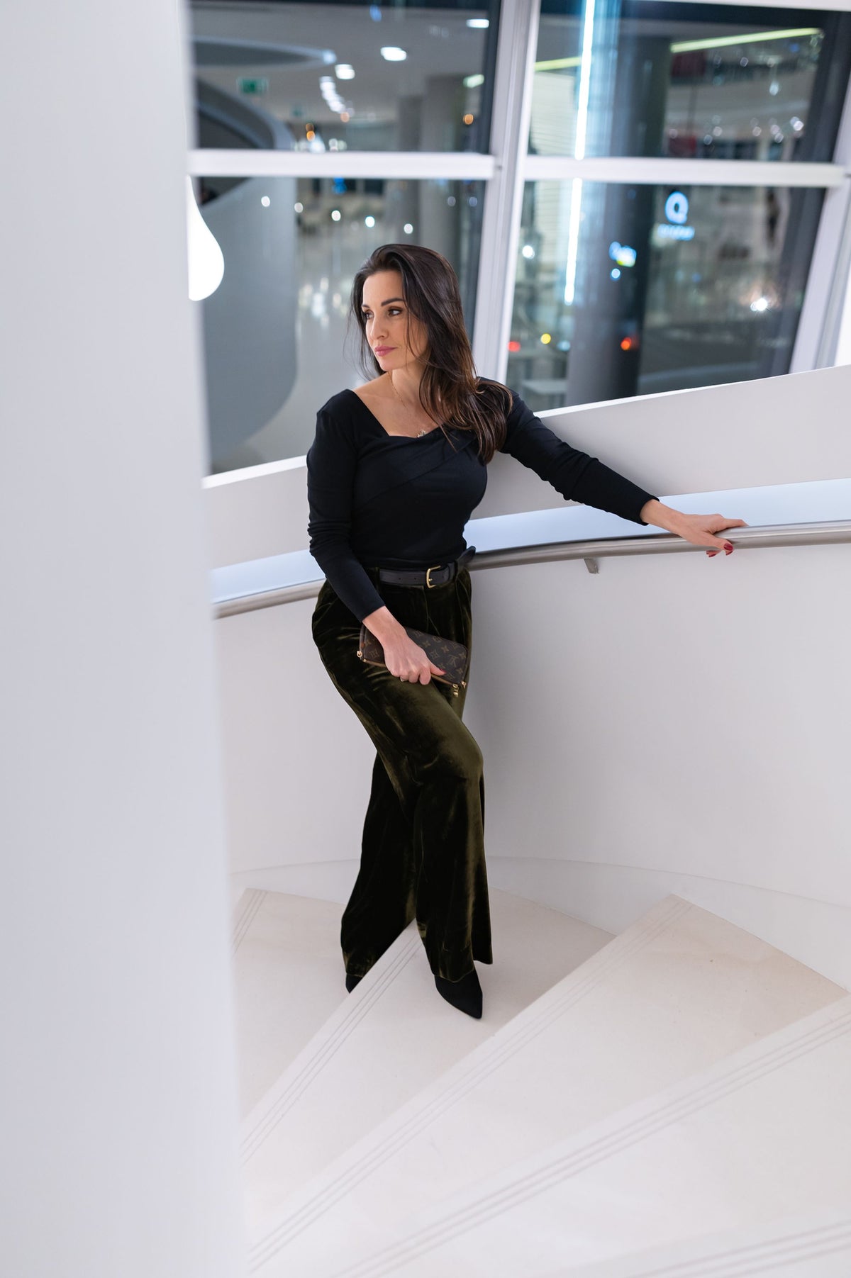 Elegancka czarna bluzka z odkrytymi ramionami LARA