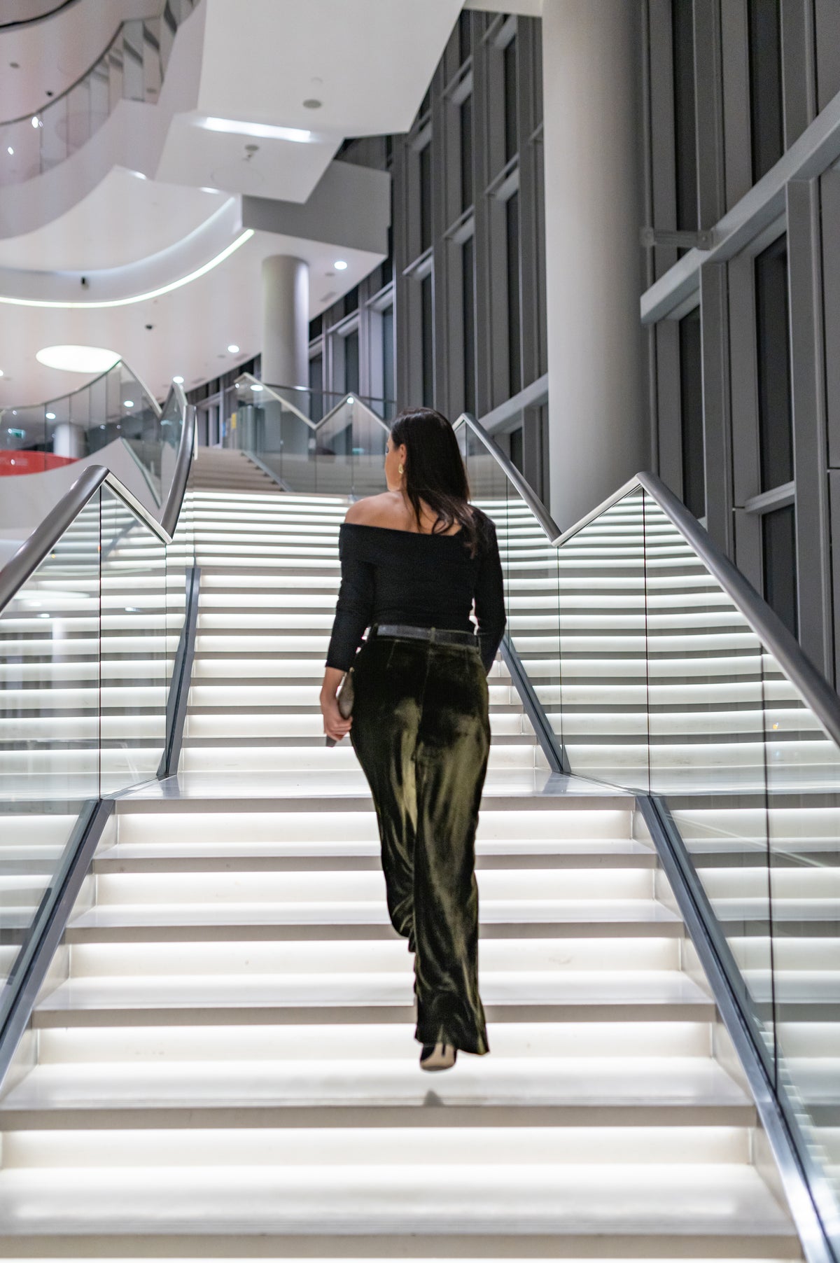 Elegancka czarna bluzka z odkrytymi ramionami LARA