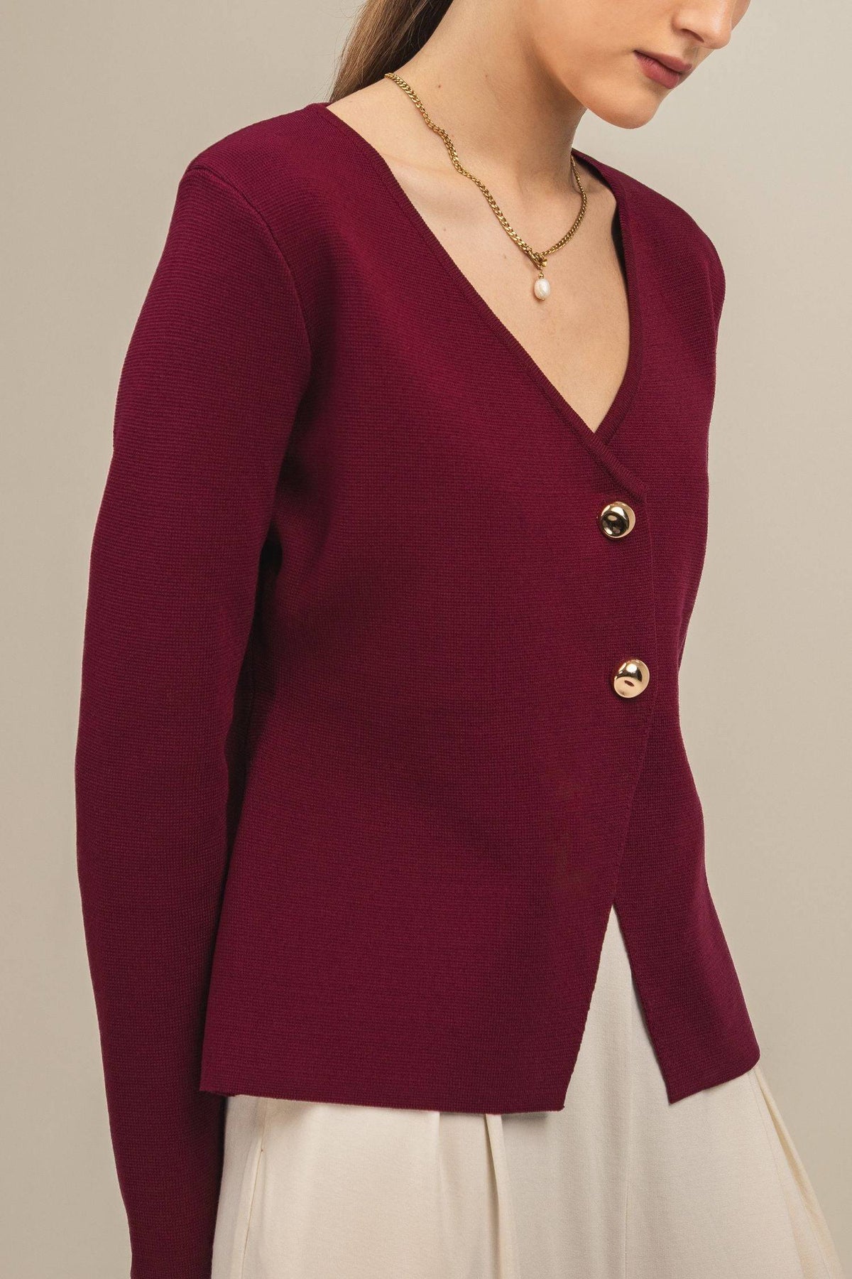 Sweter Amara – elegancki kardigan damski w kolorze bordo z pozłacanym naszyjnikiem z naturalną perłą 