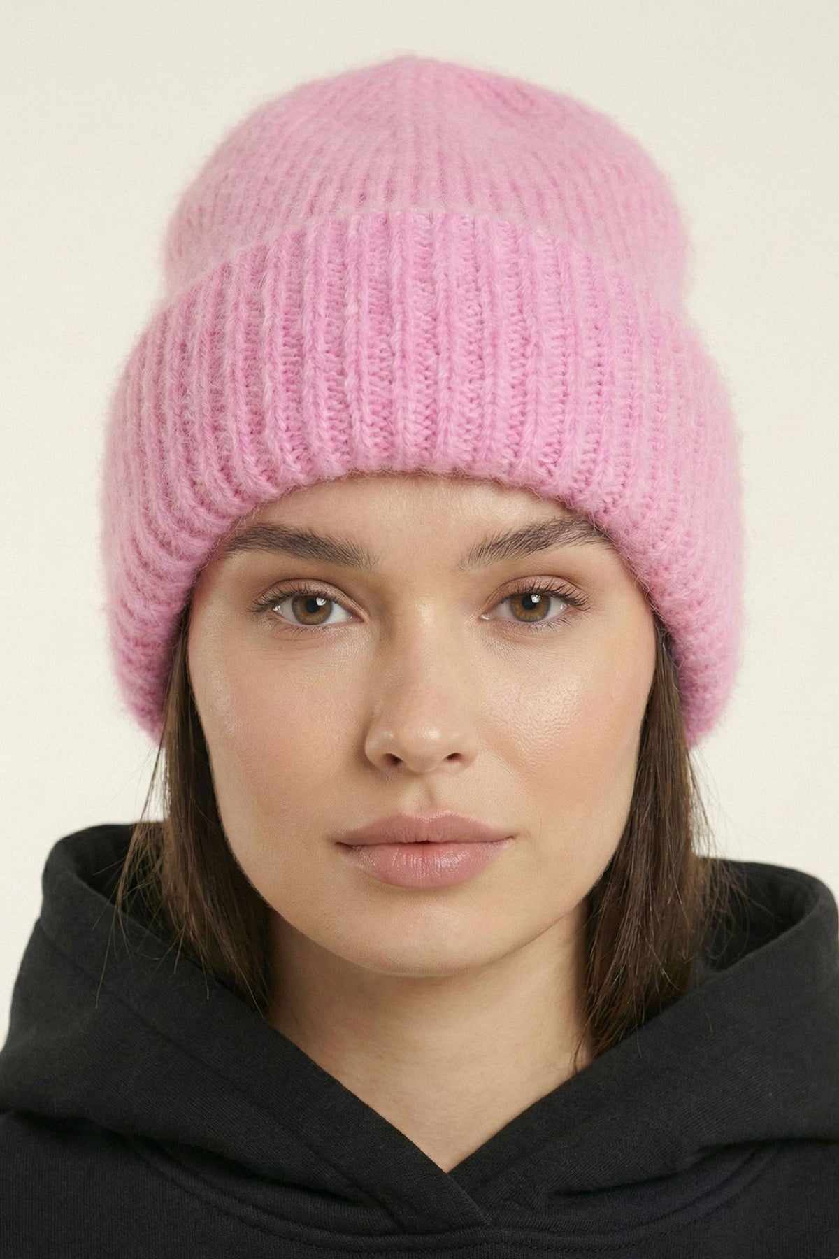 Ciepła Czapka Misty Beanie wykonana z 76% z moheru w kolorze różowym - zdjęcie na modelce 