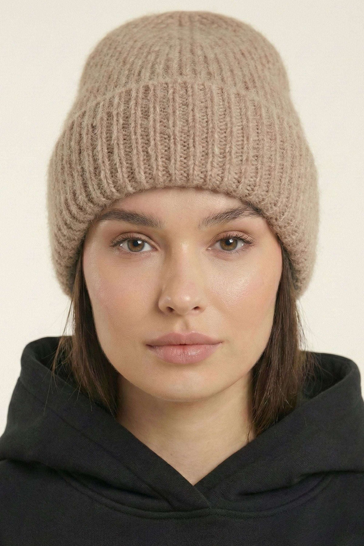 Ciepła Czapka Misty Beanie wykonana z 76% z moheru w kolorze karmelowym - zdjęcie na modelce 