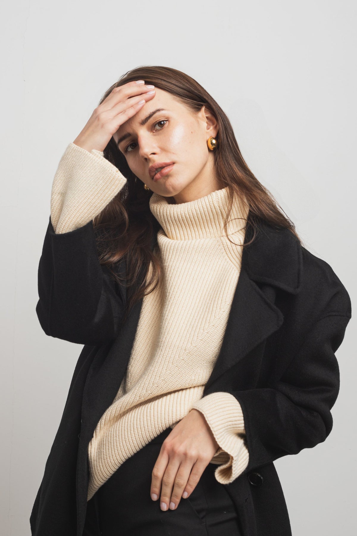 Sweter oversize z golfem, wiskoza BOLD - czarny / krem
