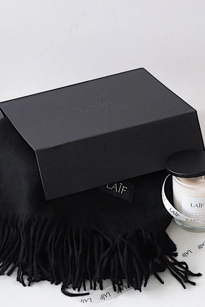 Zestaw prezentowy: czarny szal z kaszmiru i wełny merino + świeca o zapachu perfum Dark Amber 02