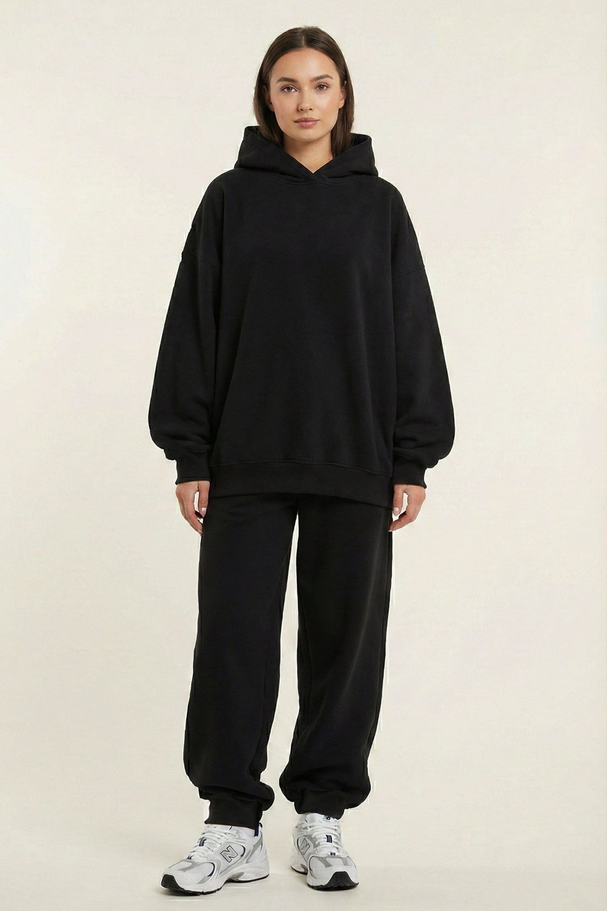 czarna bluza oversize z kapturem, odzież sportowa, casual, lounge