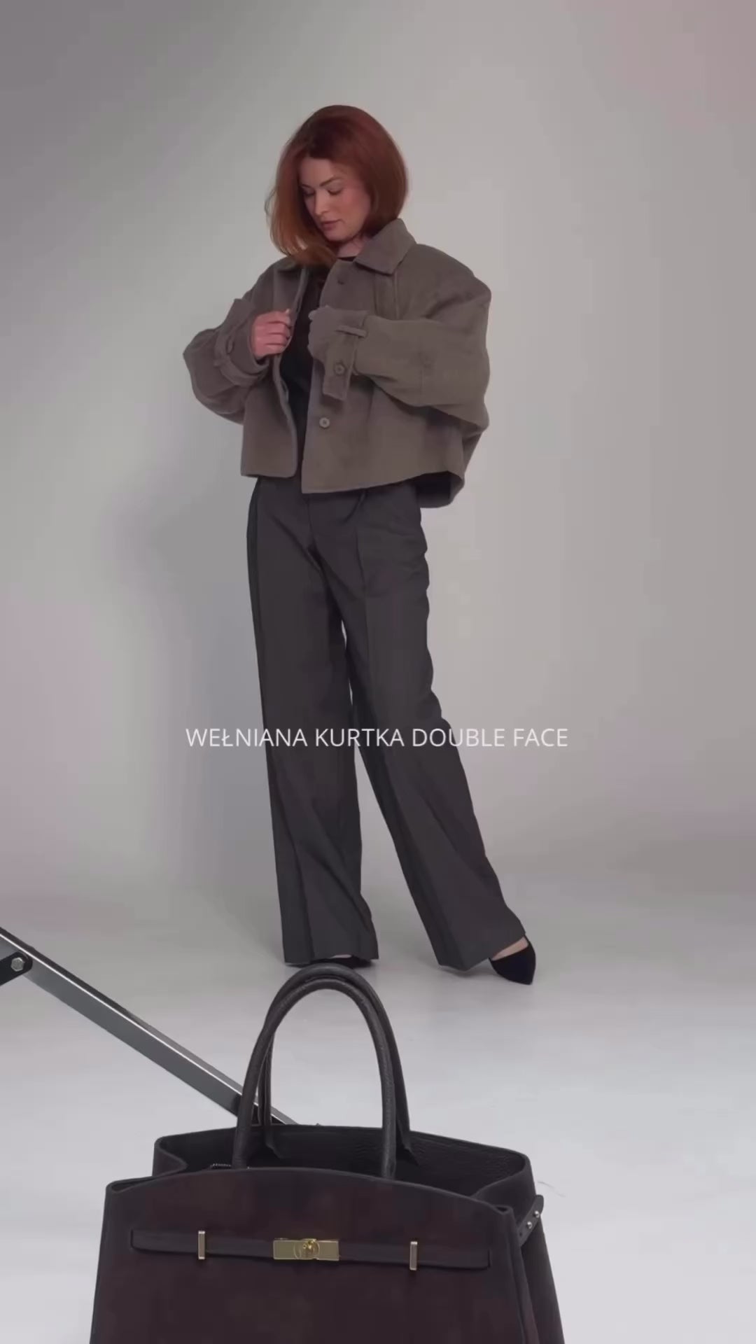 Krótka kurtka wełniana Bruno w kolorze Taupe z eleganckimi wełnianymi spodniami - nagranie
