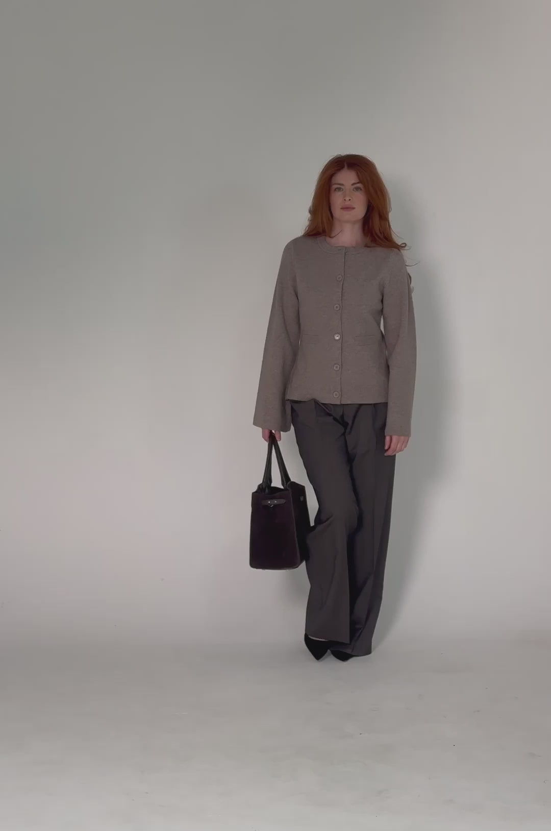 Kardigan Harper z wiskozy i wełny (Taupe). Prezentowany w eleganckim duecie ze spodniami garniturowymi Caffe, dużą brązową torebką oraz czarnymi czółenkami na szpilce.