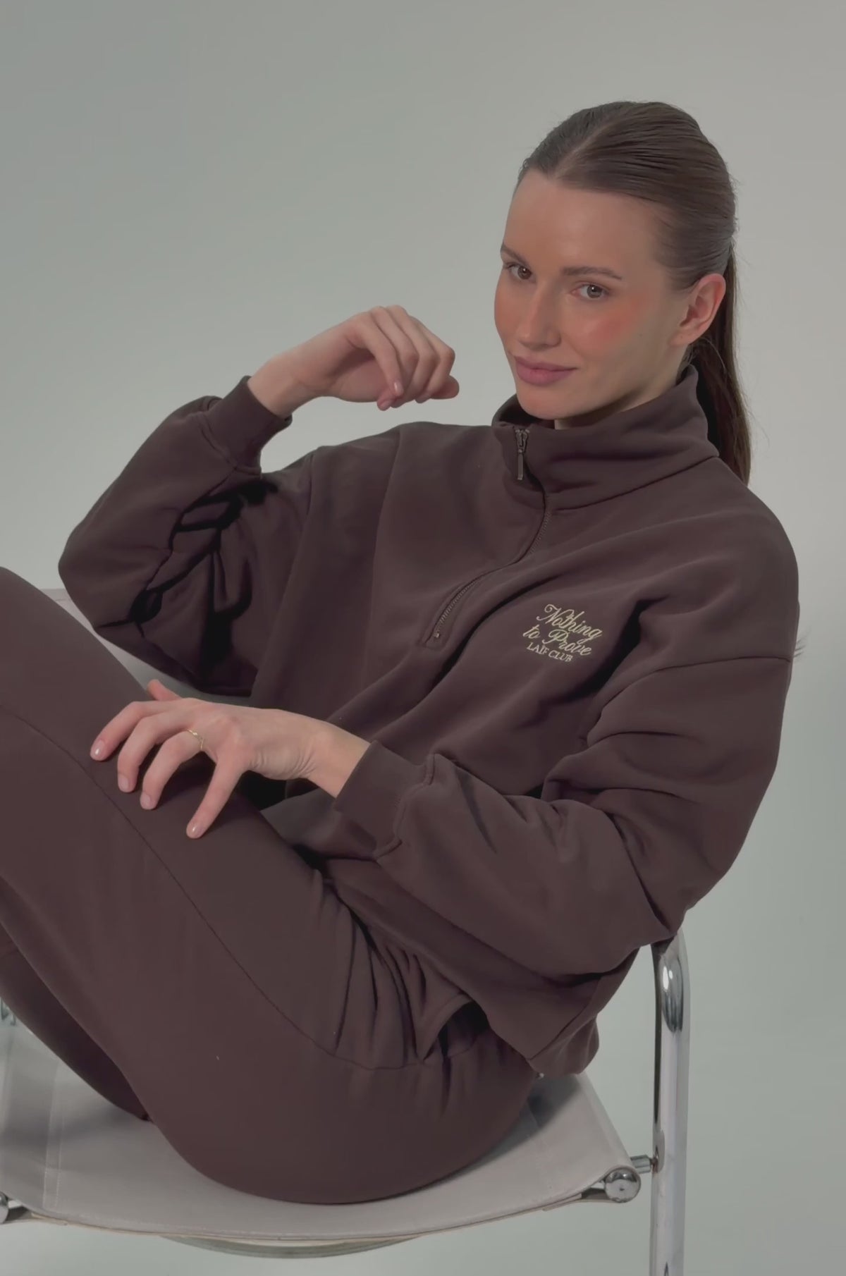 Komplet brązowy - elegancka bluza damska rozpinana z kołnierzykiem polo oraz eleganckie spodnie dresowe 