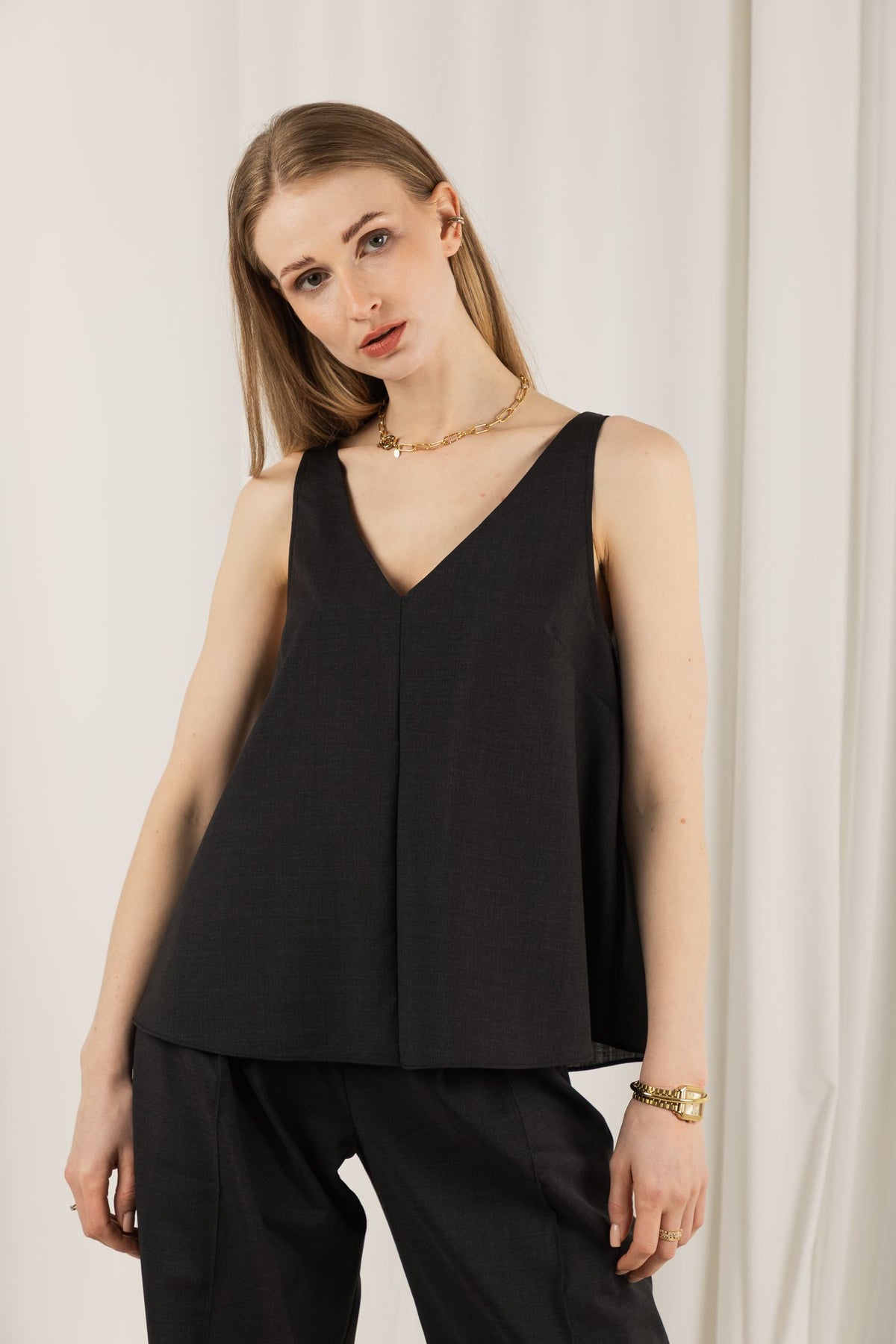 Elegancki top na szerokich ramiączkach rozkloszowany Svala